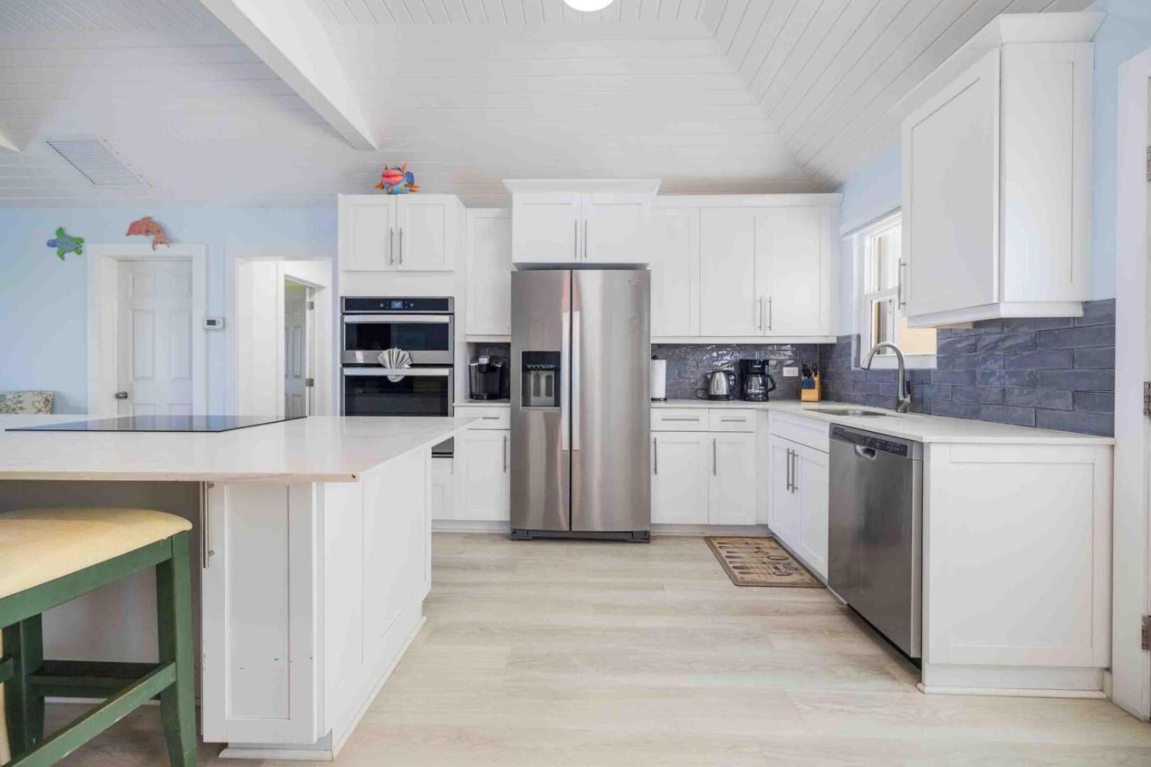 Thatch Hill - Renovated Beach House With Pool, Short Walk To The Rum Point Club Driftwood Village Exterior photo