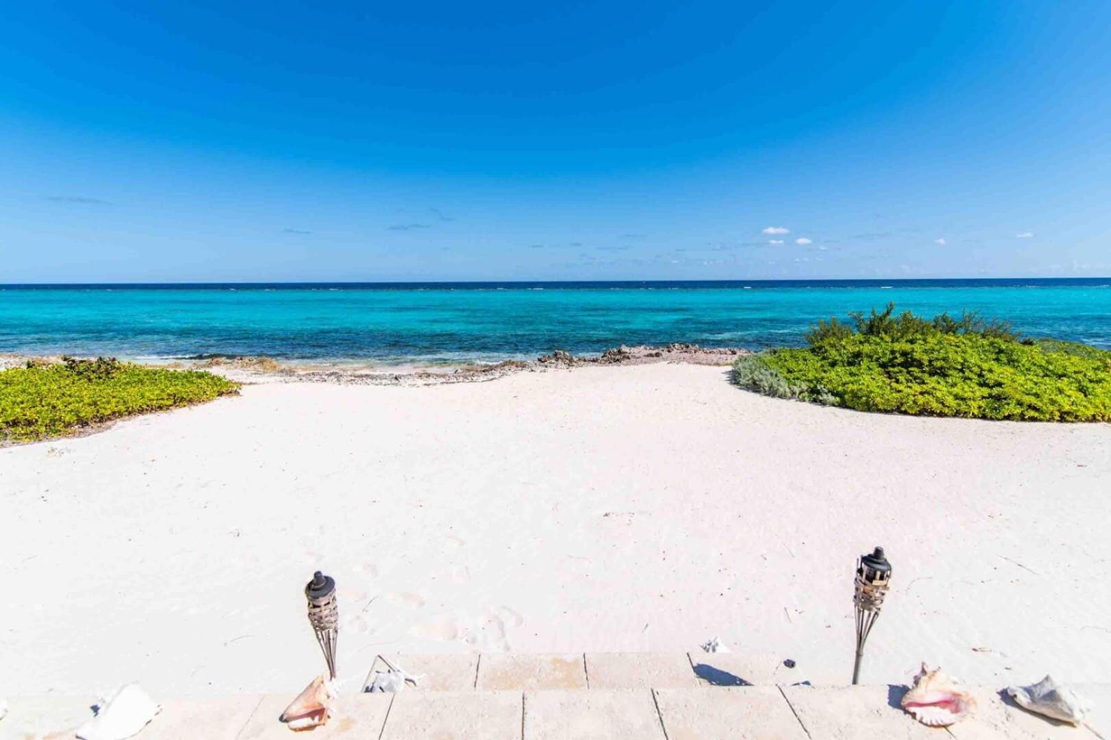 Thatch Hill - Renovated Beach House With Pool, Short Walk To The Rum Point Club Driftwood Village Exterior photo